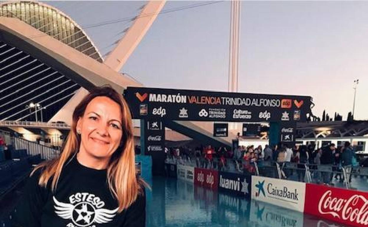 Ana Santa, junto a la pasarela azul que todo maratoniano sueña con pisar. 