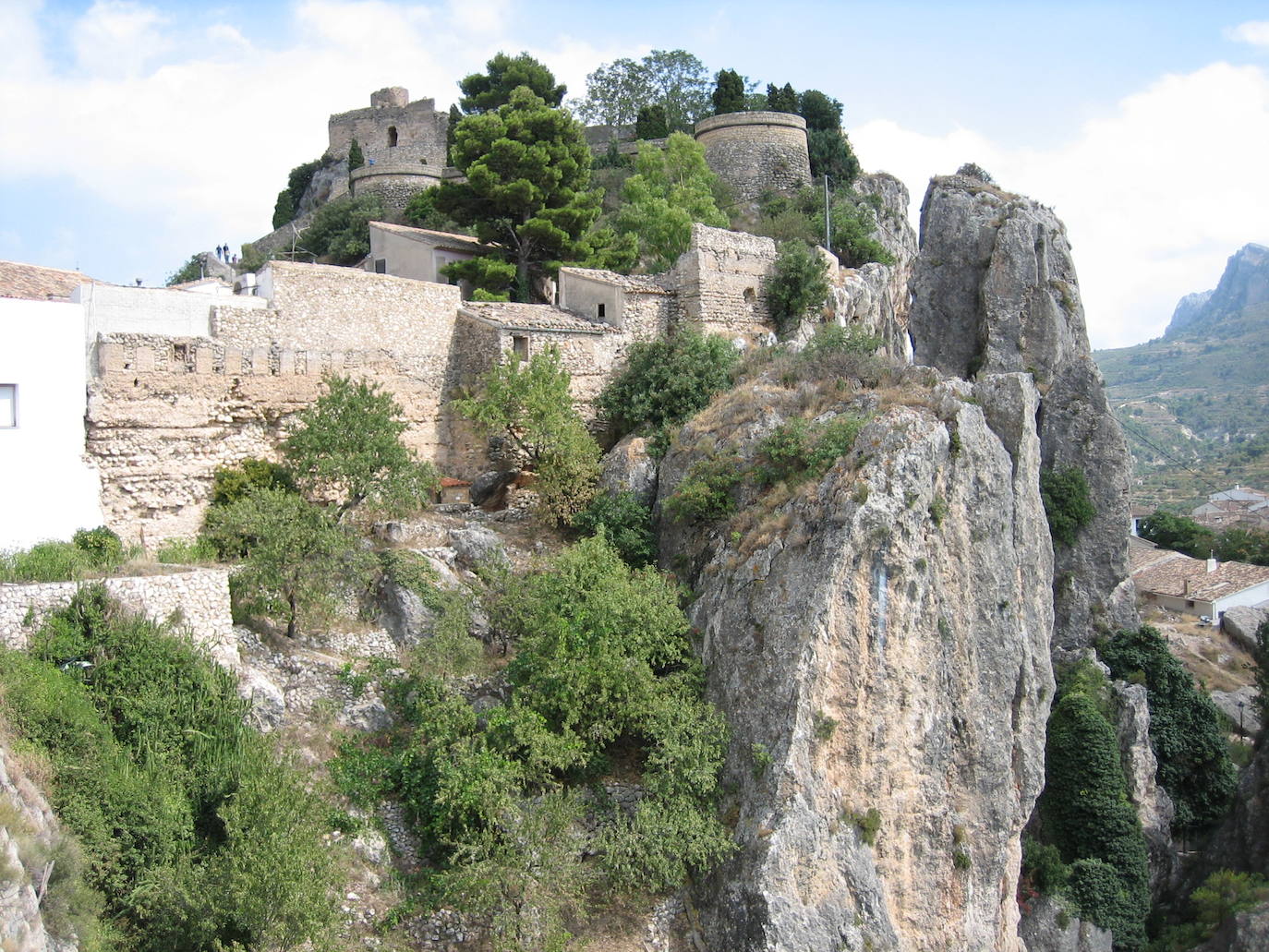 Se suma a la lista Guadalest (Alicante). Bonito pueblo medieval de 208 habitantes incluido en la denominación de uno de los pueblos más bonitos de España. Uno de sus atractivos; su castillo.