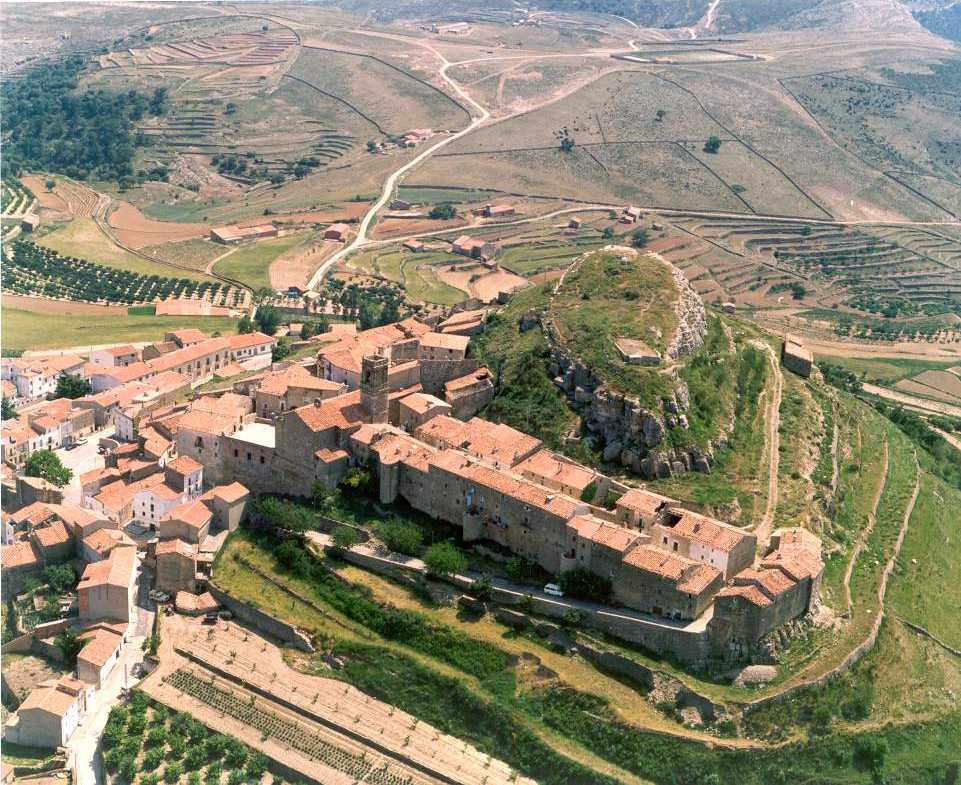 El pasado sábado el pueblo de Culla, enclavado en el Alt Maestrat, en el interior de la provincia de Castellón, celebró su proclamación como uno de los Pueblos más Bonitos de España, tras su inclusión en la red en enero de este mismo año. El municipio se suma a otros cuatro pueblos de la Comunitat Valenciana que disfrutan de esta distinción: Peñíscola (Castellón), Morella (Castellón), El Castell de Guadalest (Alicante) y Vilafamés (Castellón).