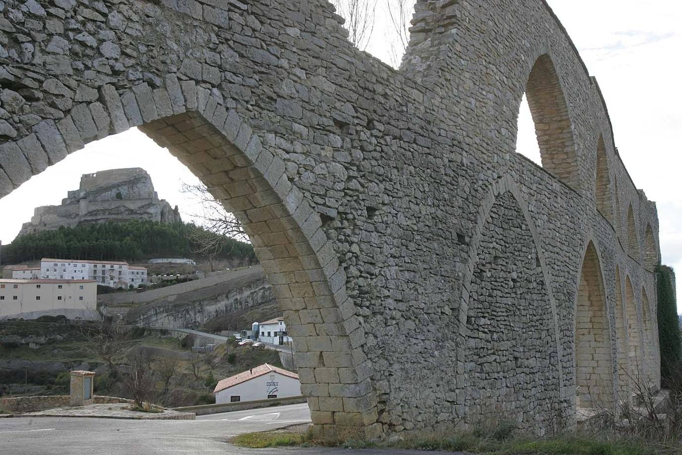 Coronada por un imponente e inexpugnable castillo y abrazada por 14 torres y 1,5 kilómetros de murallas, Morella permite al viajero adentrarse en la época Medieval.