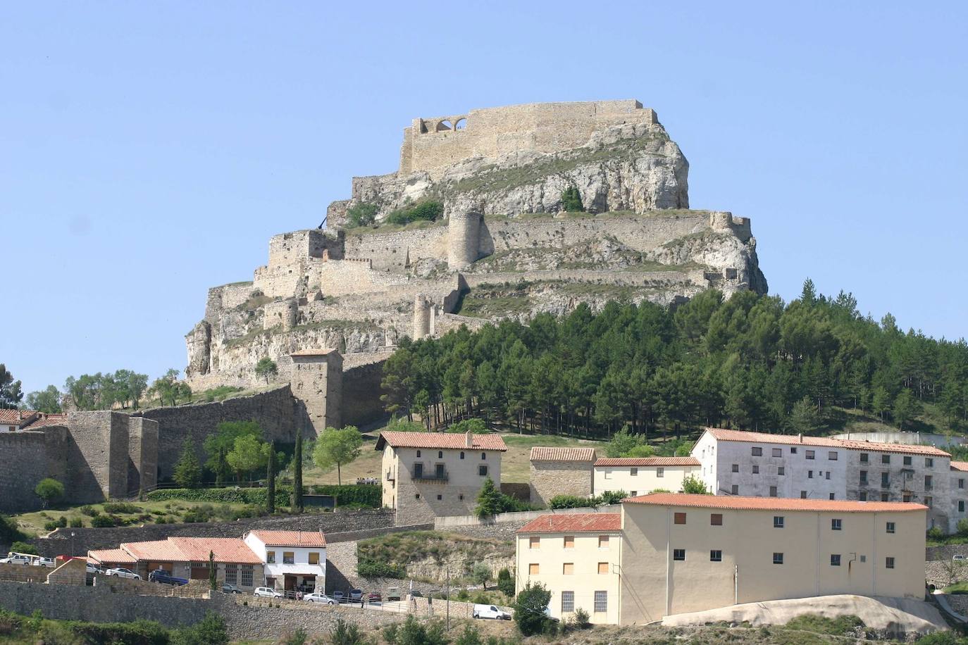 Posee numerosos edificios singulares, calles y templos que son auténticas joyas, como la Basílica Arciprestal Santa María la Mayor o el Castillo, testigo de numerosas batallas y episodios históricos. 