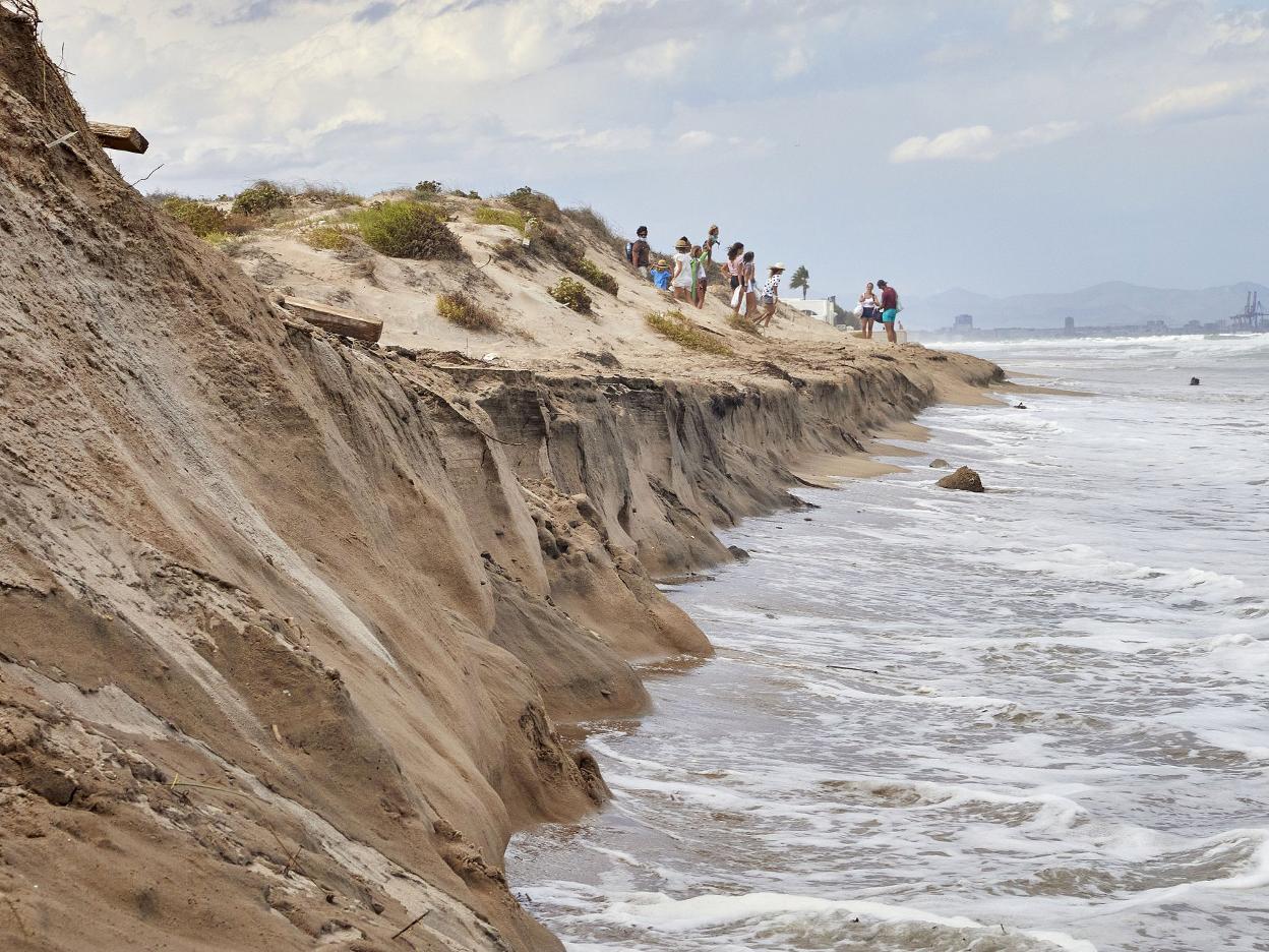 Erosión ayer en la playa de la Garrofera, en el parque de la Albufera. iván arlandis