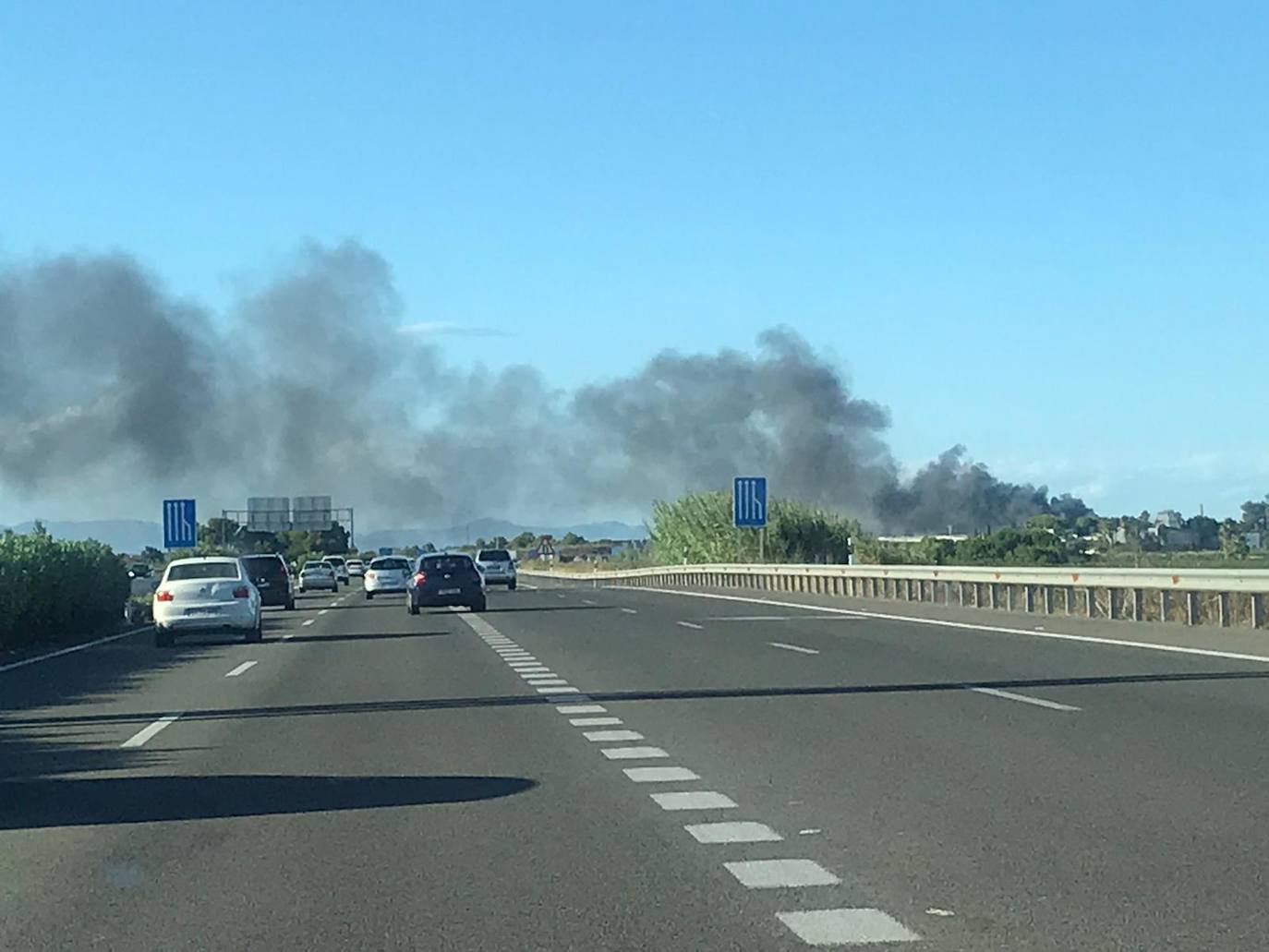 Fotos: Incendio en una fábrica de ferralla del polígono El Romaní de Sollana