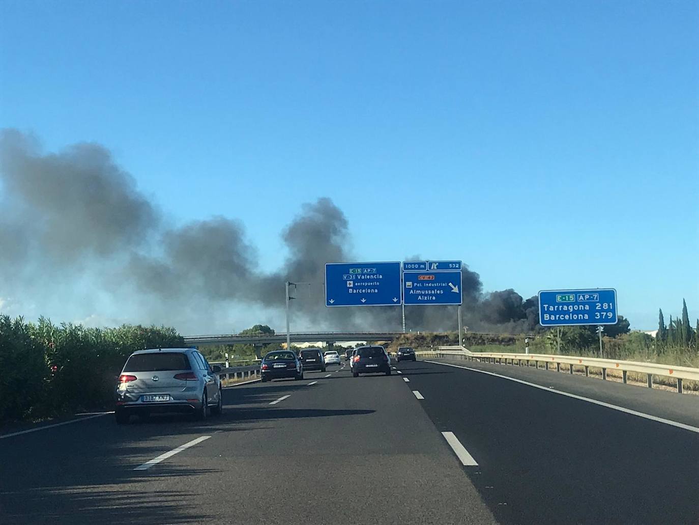 Fotos: Incendio en una fábrica de ferralla del polígono El Romaní de Sollana