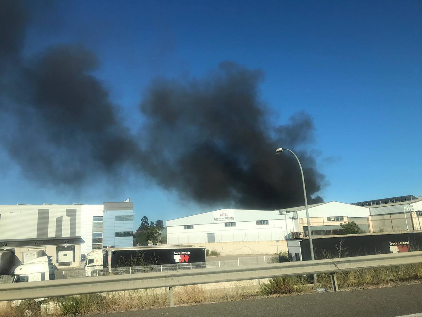 Fotos: Incendio en una fábrica de ferralla del polígono El Romaní de Sollana