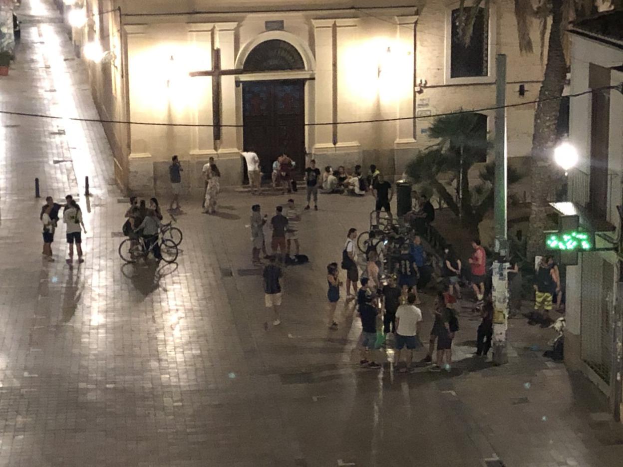 Plaza de la Iglesia en Benimaclet, la madrugada del sábado. lp