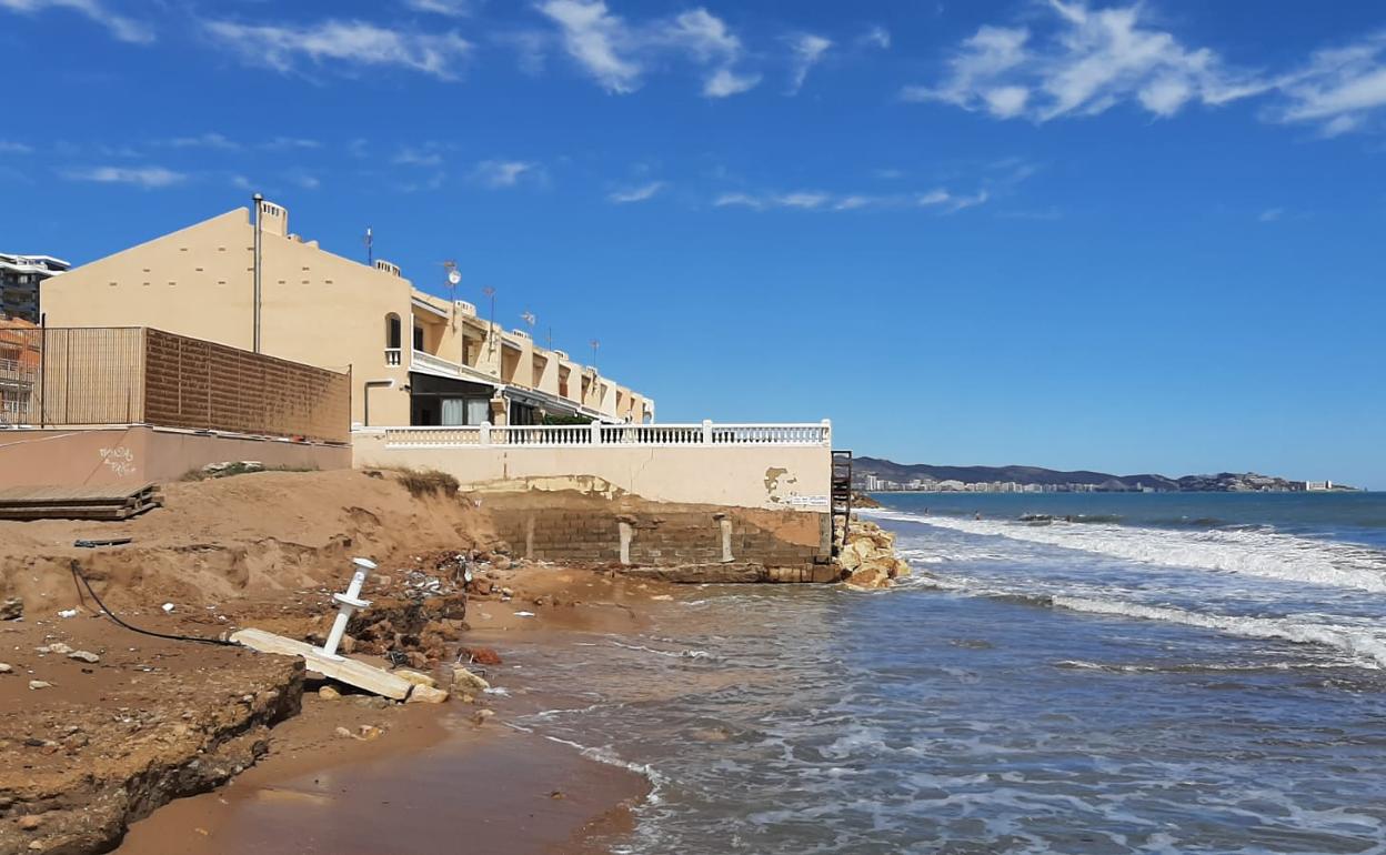 Viviendas de la playa de Tavernes quedan a merced de los envites marinos que se repiten cada vez que hay fuerte oleaje. 