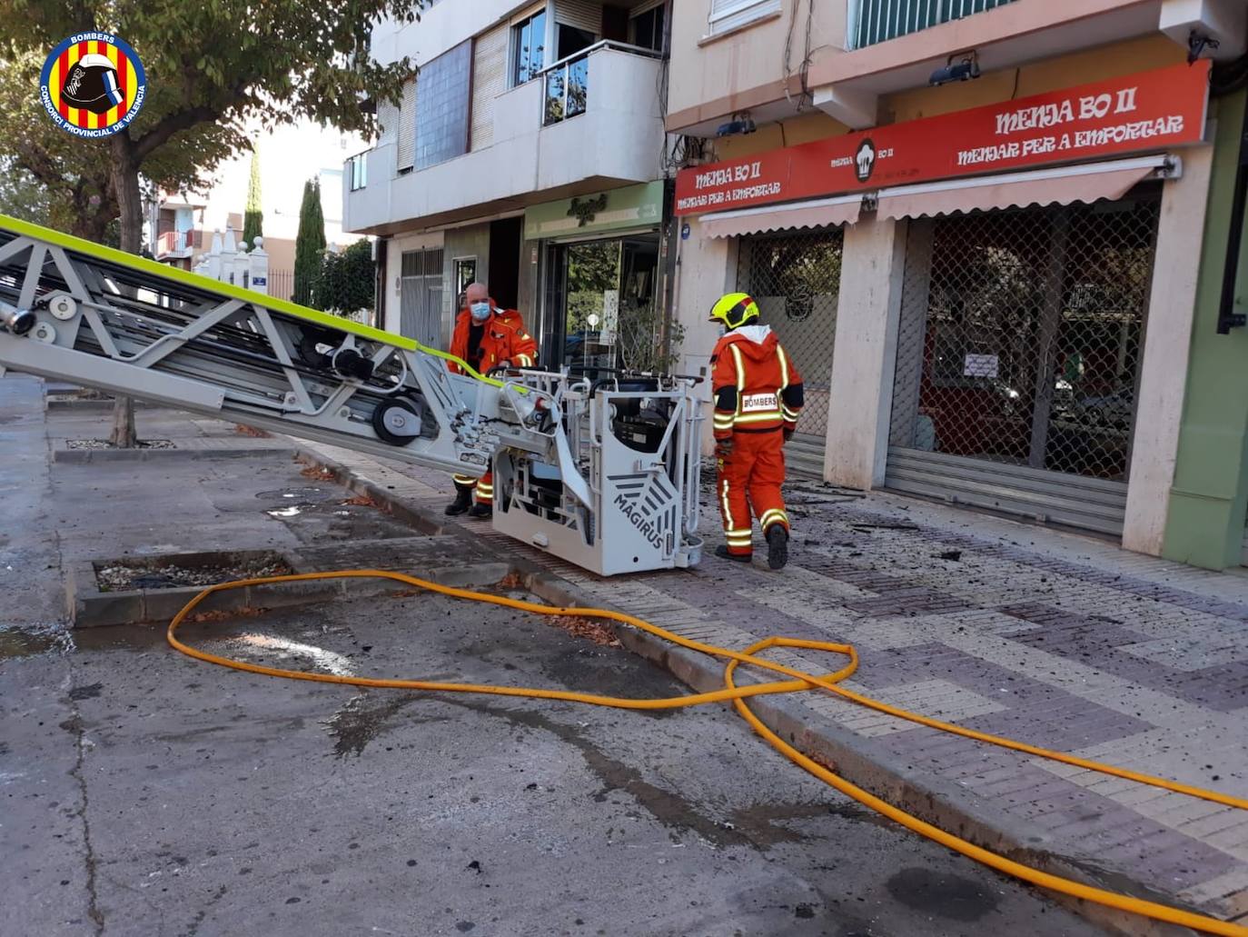 Una vivienda de la localidad de Meliana ha quedado arrasada por el fuego, que se ha cobrado la vida de una persona. 