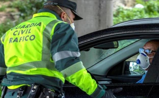 Poner la mascarilla en esta zona del coche te puede suponer una multa