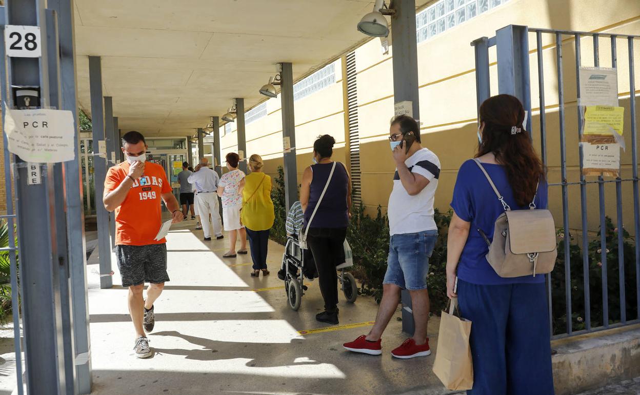 Colas en el centro de salud de la calle Serrería de Valencia. 