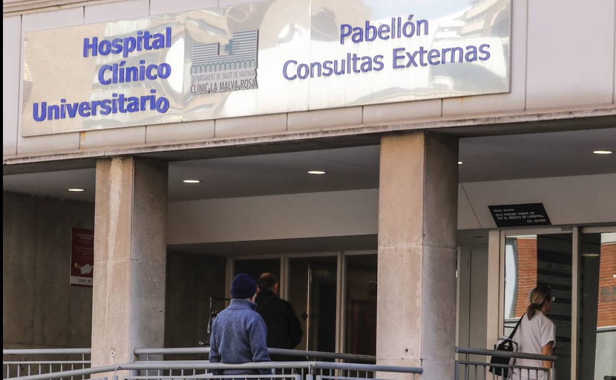 Detenido por lanzar una silla y dar puñetazos a dos médicas en el Clínico de Valencia