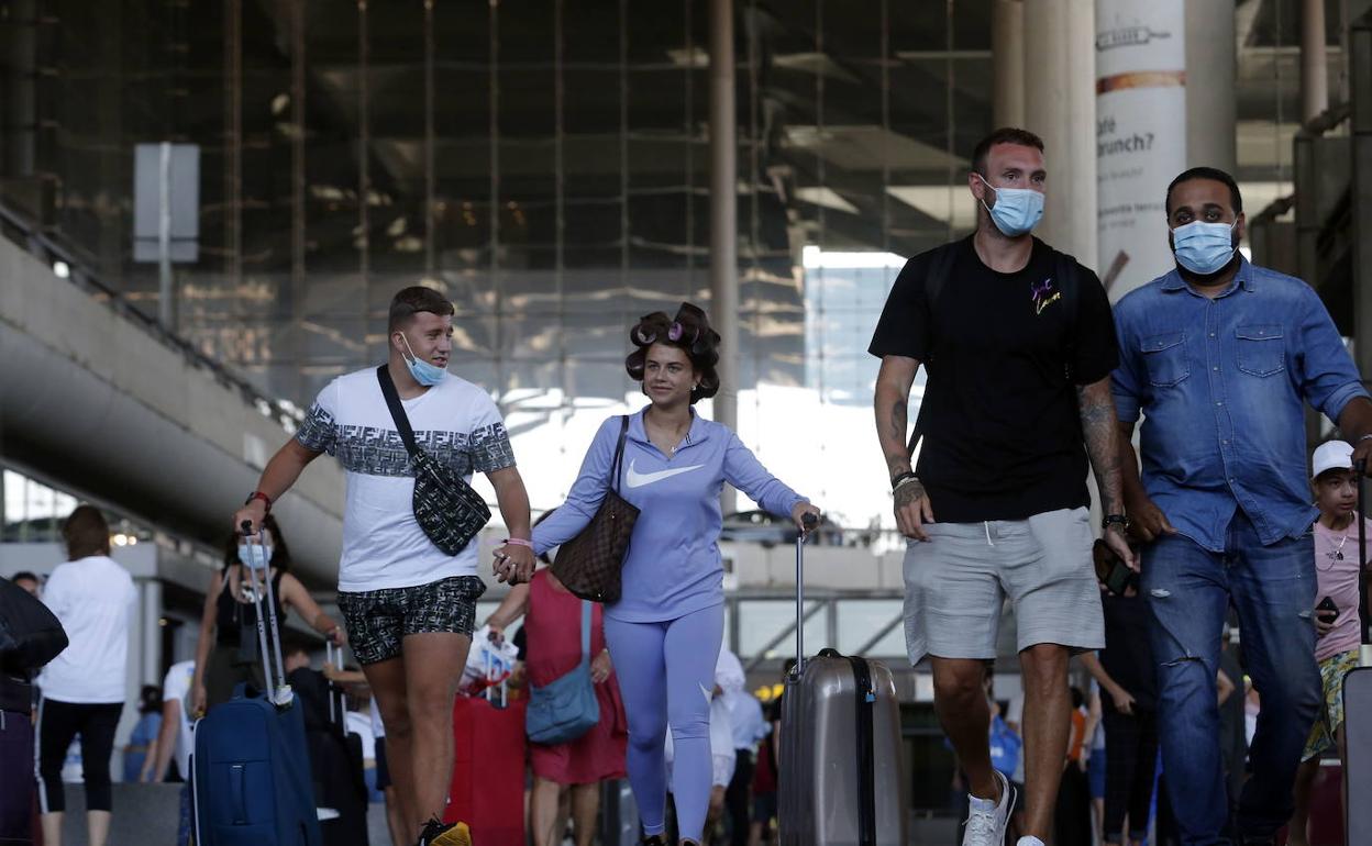 Viajeros en el aeropuerto de Málaga. 