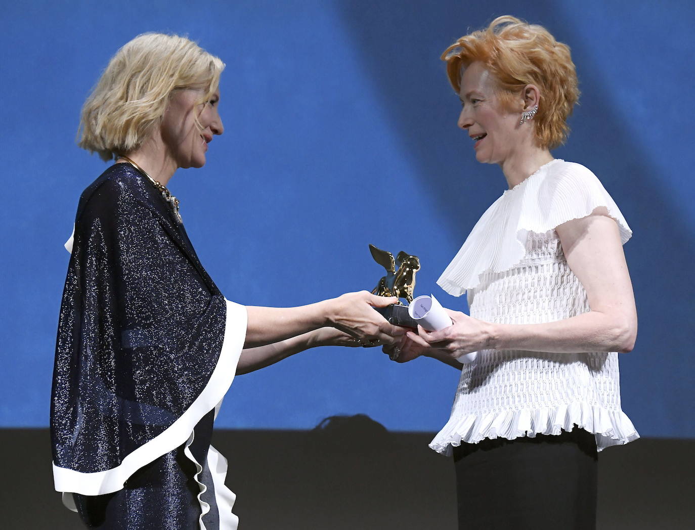 La actriz británica Tilda Swinton fue galardonada con el León de Oro honorífico. Recibió el galardón de manos de Cate Blanchett.