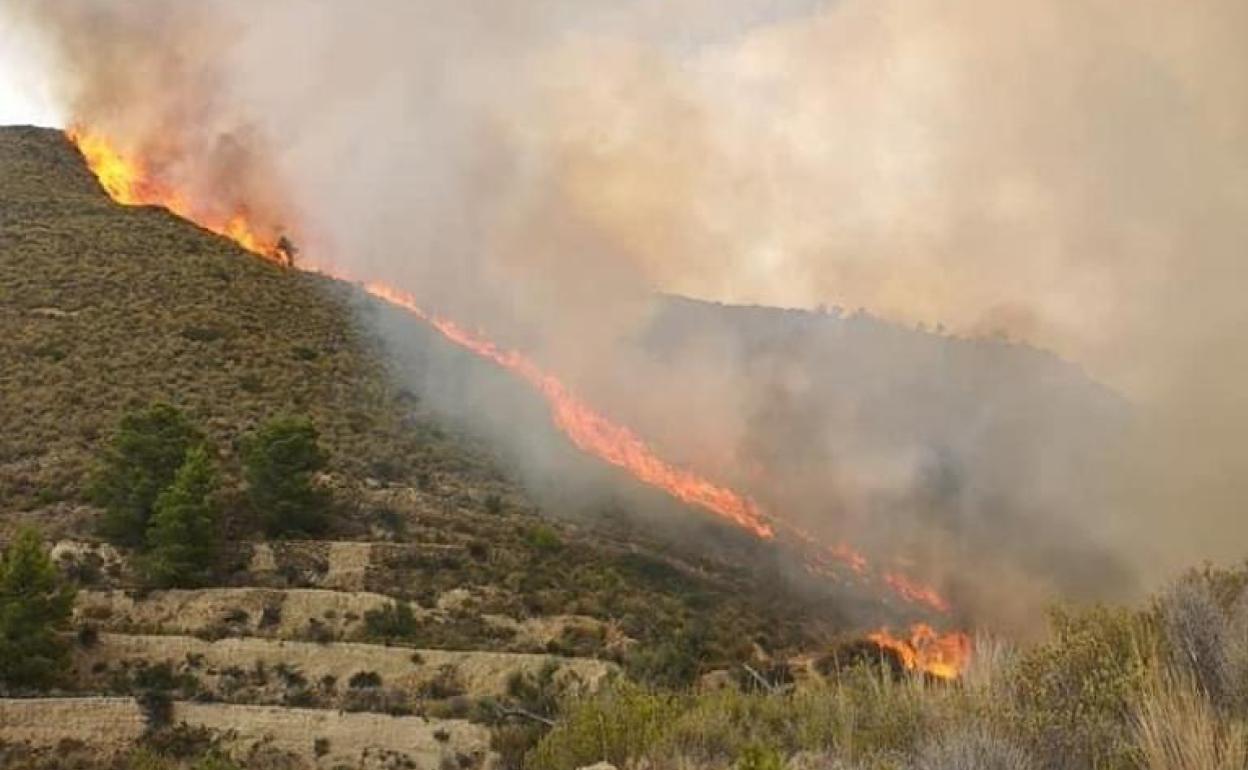 El fuego amenaza la sierra de Ayora y Relleu en una jornada de alto riesgo de incendios