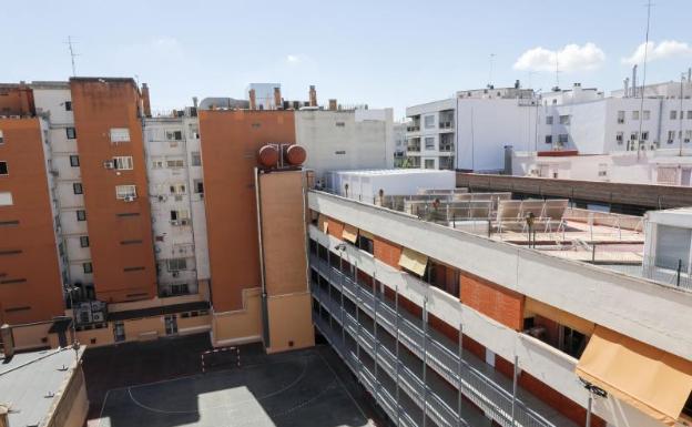 Espacios municipales, barracones en azoteas, aulas universitarias y capillas, las soluciones de los colegios para crear nuevas clases