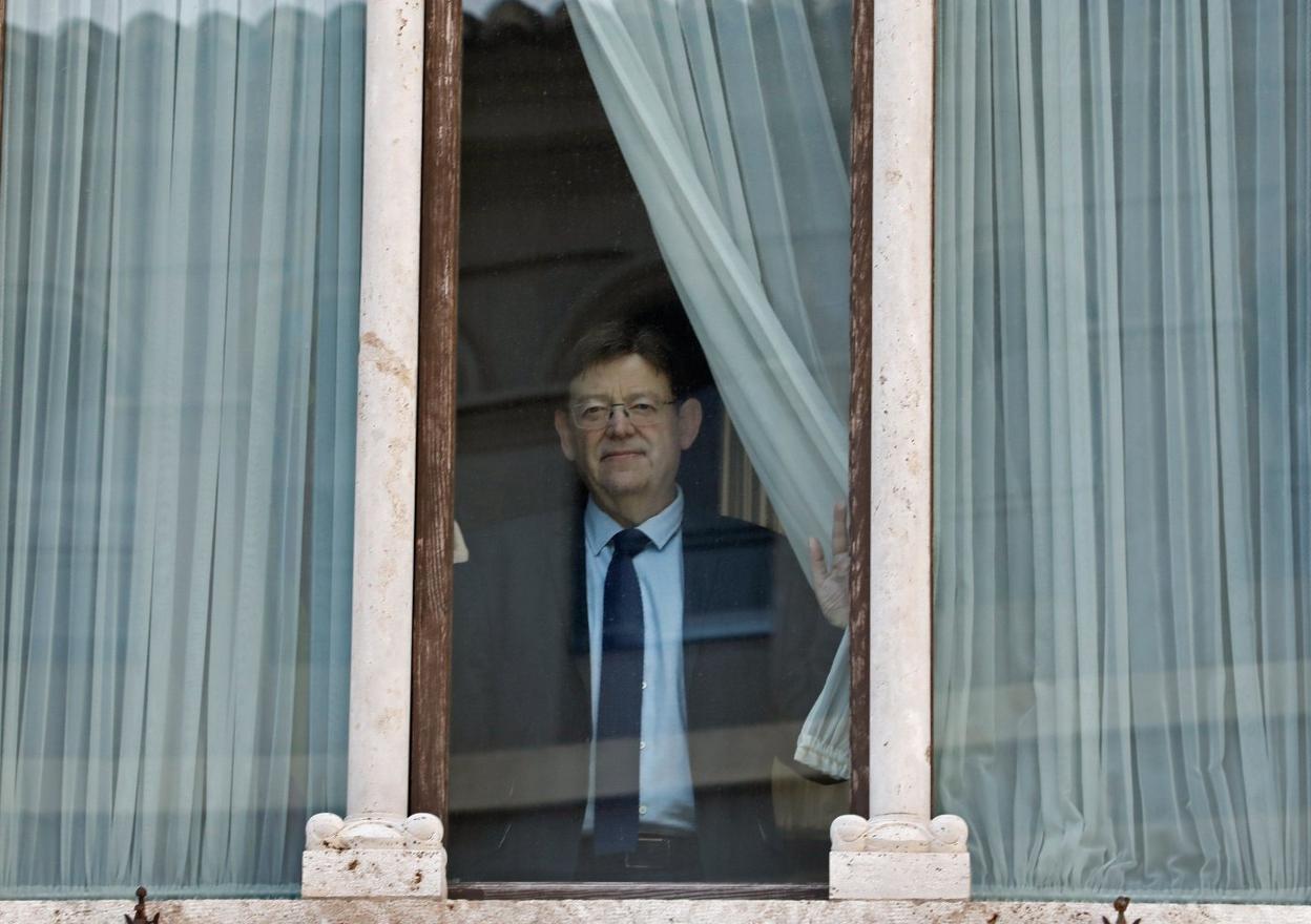 Ximo Puig, junto a una ventana del Palau de la Generalitat. 