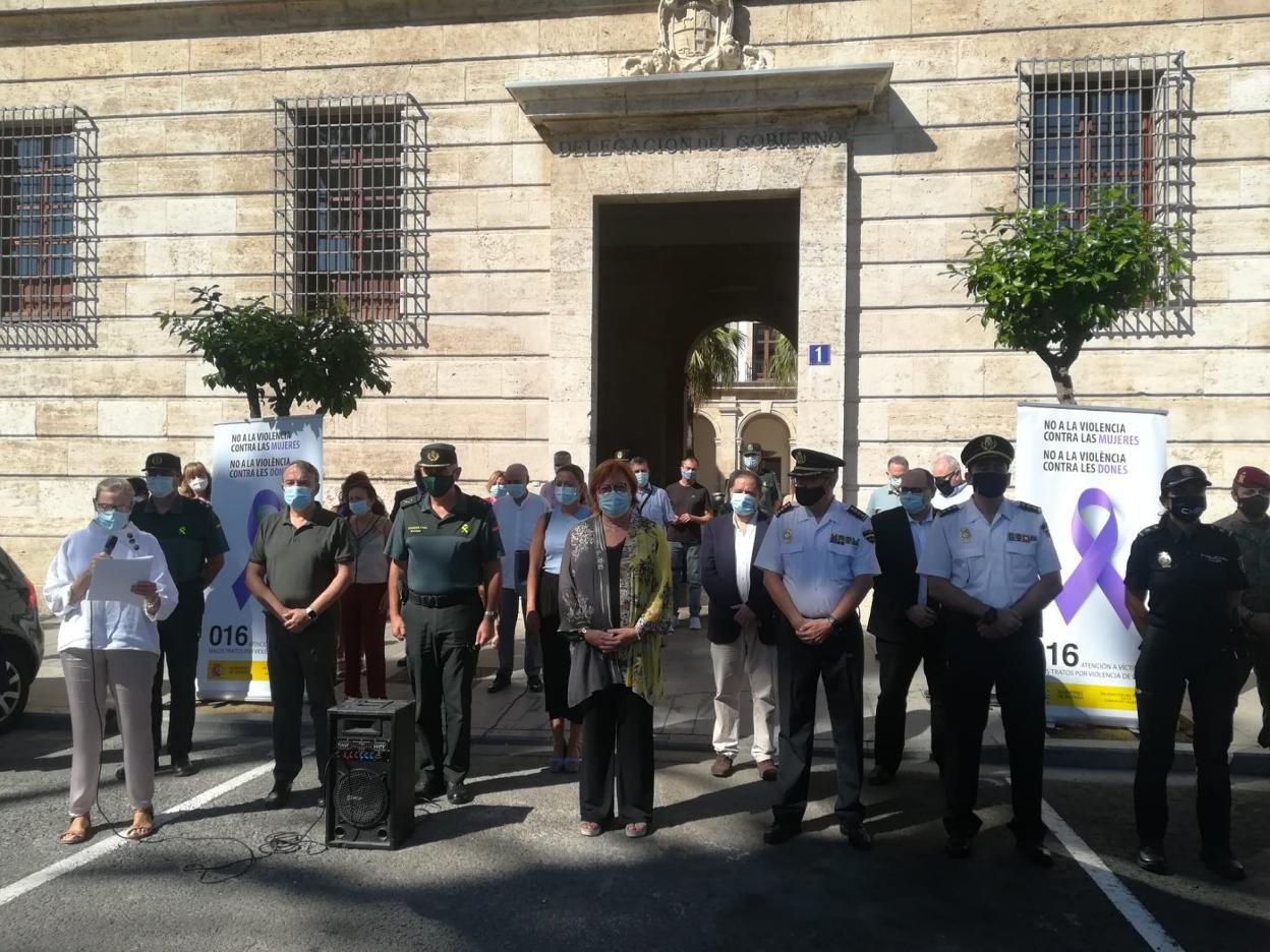 Un momento del acto celebrado en la puerta de la Delegación del Gobierno. LP