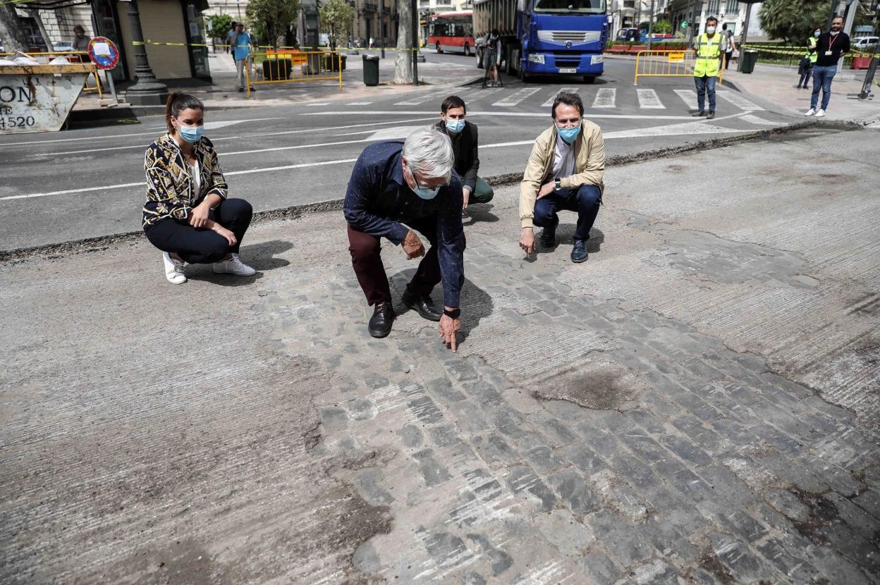 Gómez y Grezzi flanquean a Ribó en una visita a las obras de la plaza del Ayuntamiento. Detrás, el vicealcalde Campillo. 