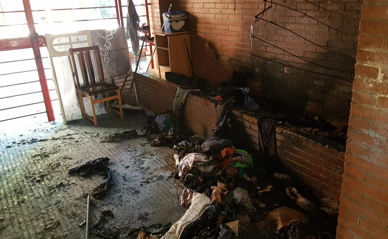 Ropa y enseres quemados en el zaguán del edificio. 