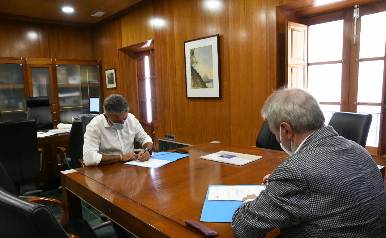 Firma del acuerdo para la cesión de las instalaciones del faro de San Antonio de Xàbia. 