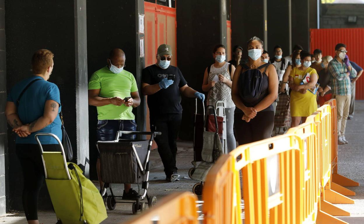 Último reparto de alimentos en el Mestalla realizado en verano.