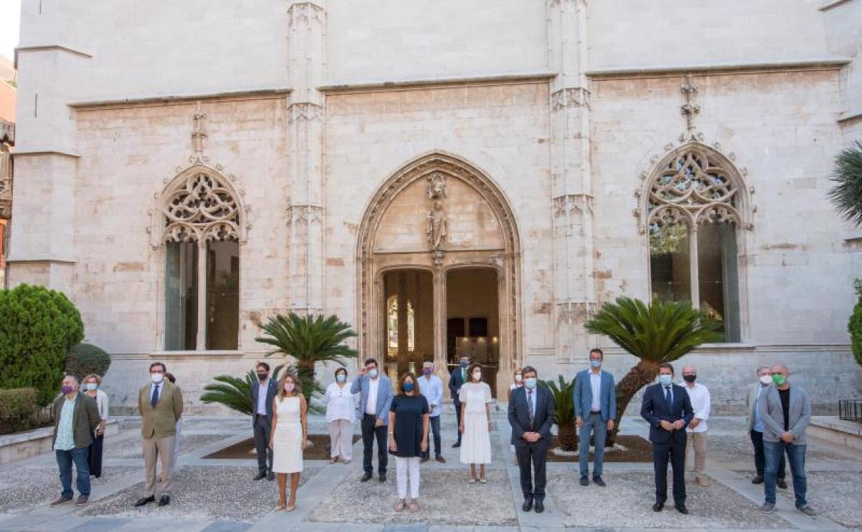 Foto de familia de la reunión del Gobierno y los agentes sociales el pasado viernes en Palma de Mallorca 