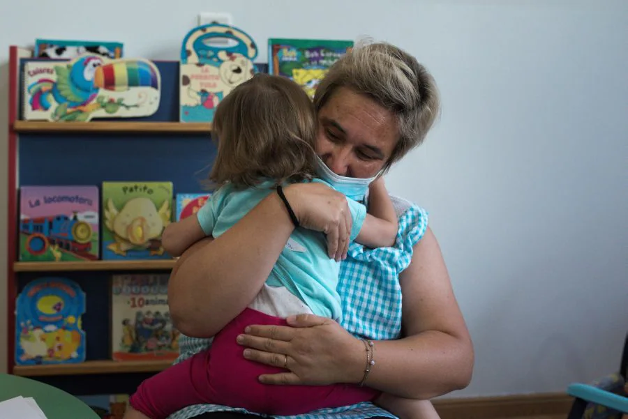 Los niños tardan más tiempo en eliminar el coronavirus y pueden dar positivo y tener anticuerpos a la vez