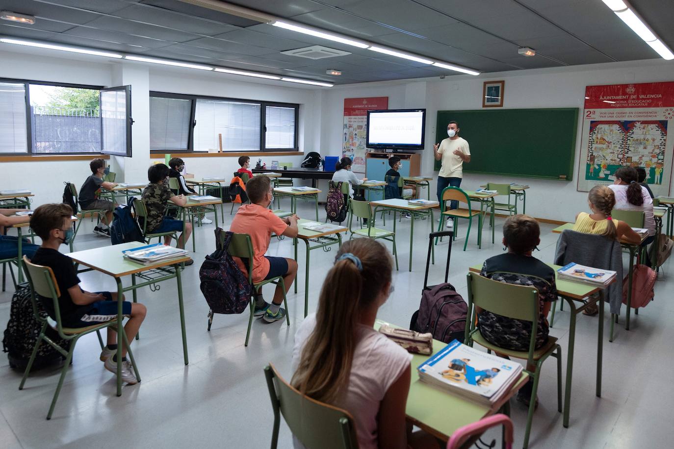 El curso más incierto arranca con cambios horarios y medidas de protección