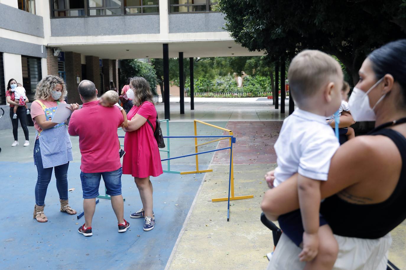 El curso más incierto arranca con cambios horarios y medidas de protección