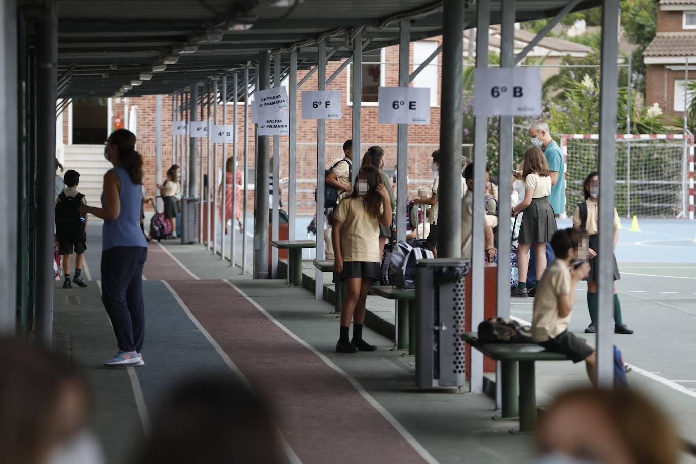 El curso más incierto arranca con cambios horarios y medidas de protección