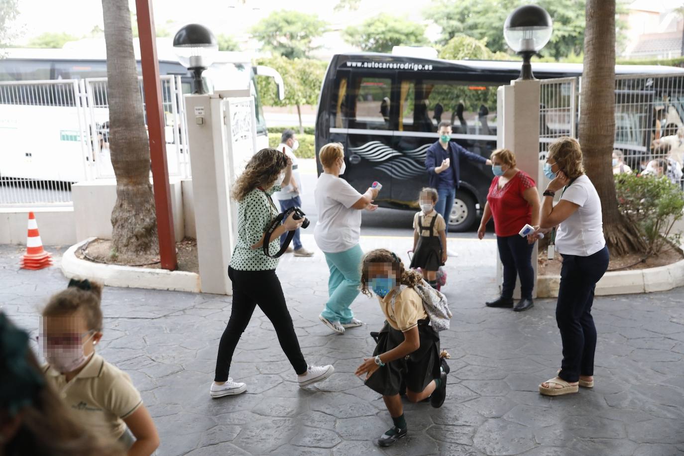 El curso más incierto arranca con cambios horarios y medidas de protección