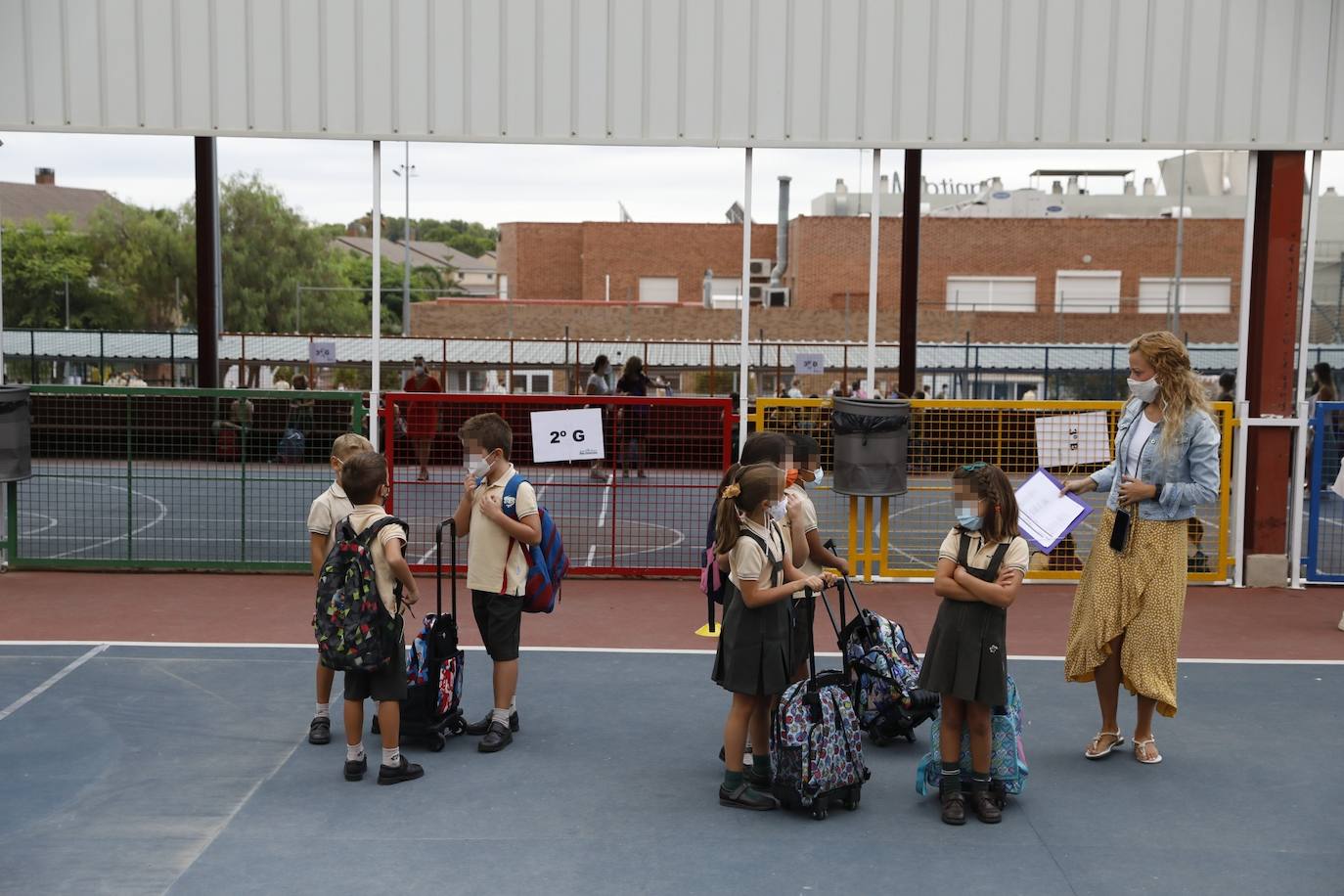 El curso más incierto arranca con cambios horarios y medidas de protección