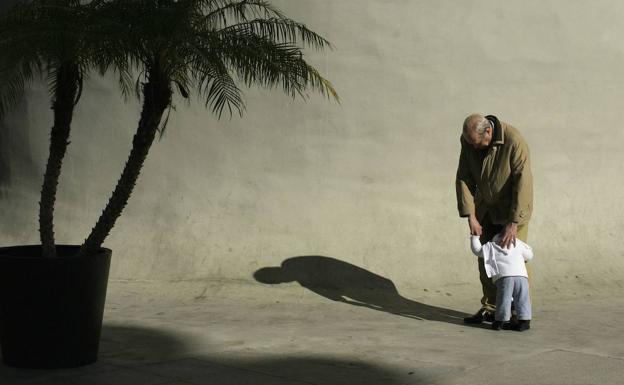 Los abuelos ponen en riesgo su vida para cuidar a sus nietos