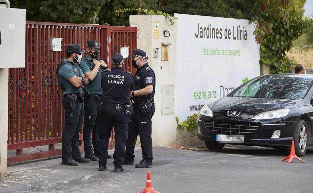 Galería. Agentes de la Guardia Civil y la Policía Local, a las puertas de la residencia de Llíria.