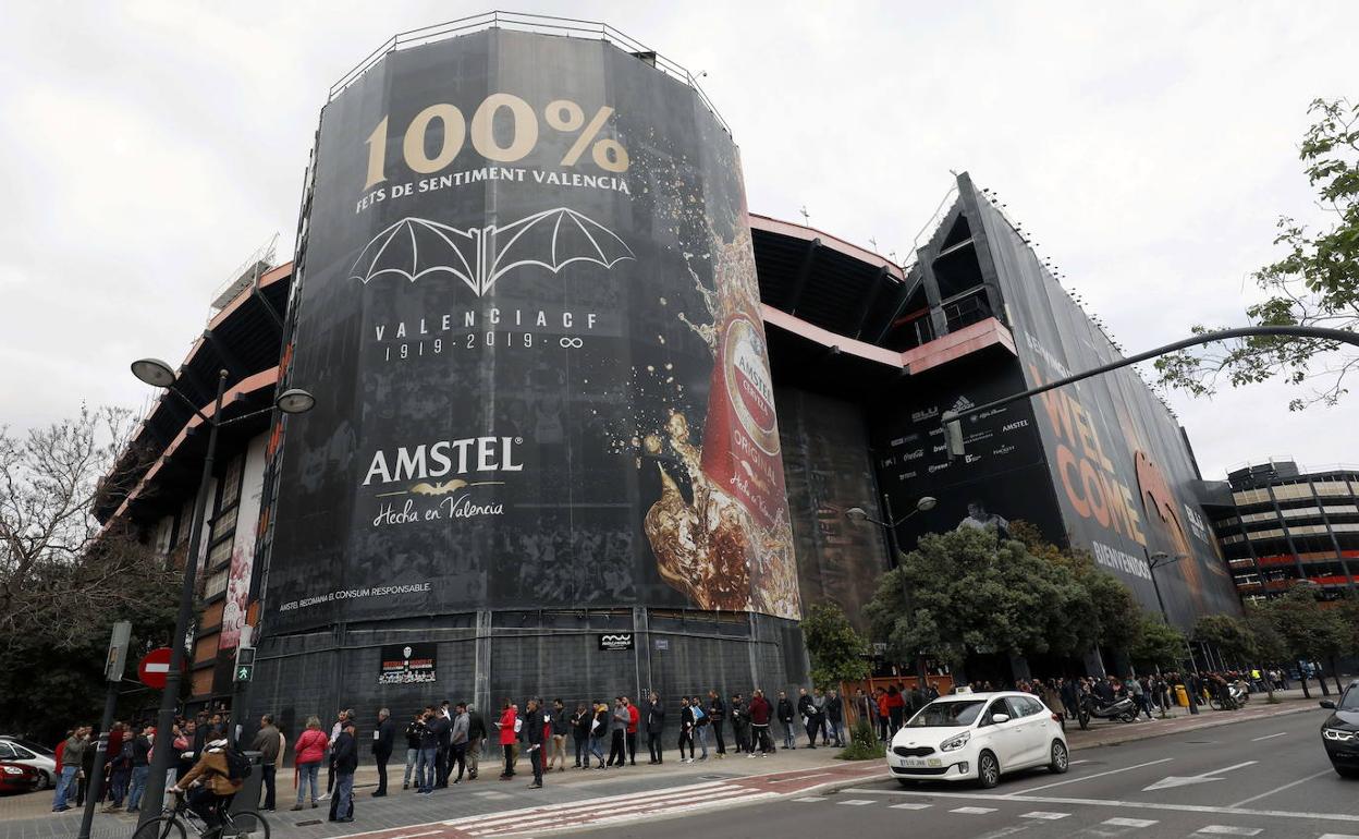 Vista exterior del estadio de Mestalla.