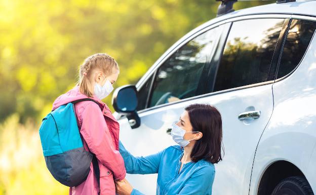 Vuelta al cole: ¿Está mi hijo obligado a llevar la mascarilla en el coche?