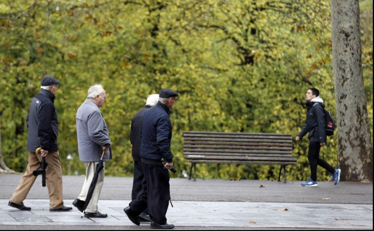 Pensionistas paseando por la calle.