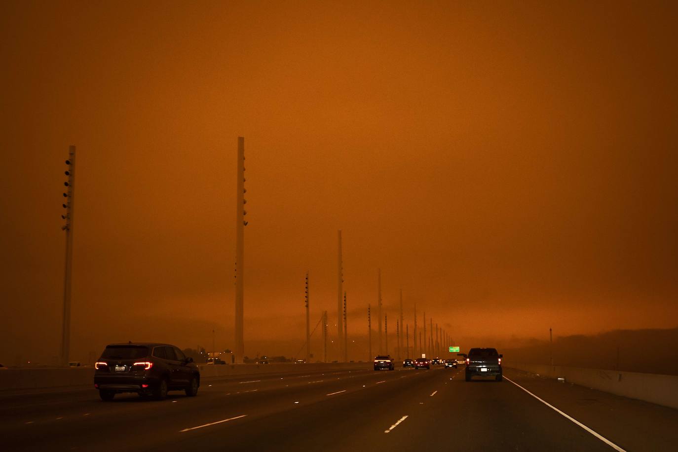 Los incendios de California provocan que el humo invada la ciudad y que el cielo se tiña de rojo y naranja dejando imágenes increíbles.