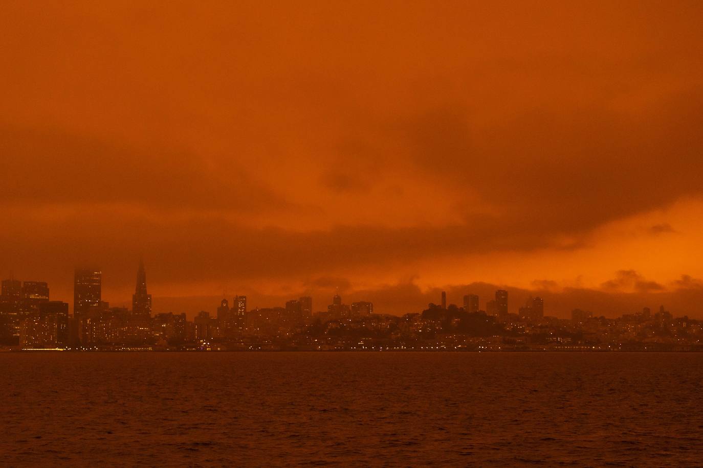 Los incendios de California provocan que el humo invada la ciudad y que el cielo se tiña de rojo y naranja dejando imágenes increíbles.