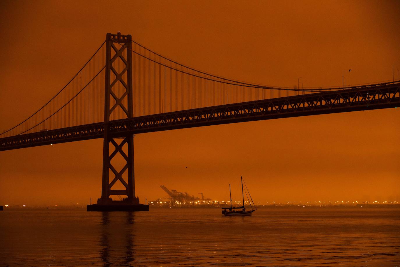 Los incendios de California provocan que el humo invada la ciudad y que el cielo se tiña de rojo y naranja dejando imágenes increíbles.