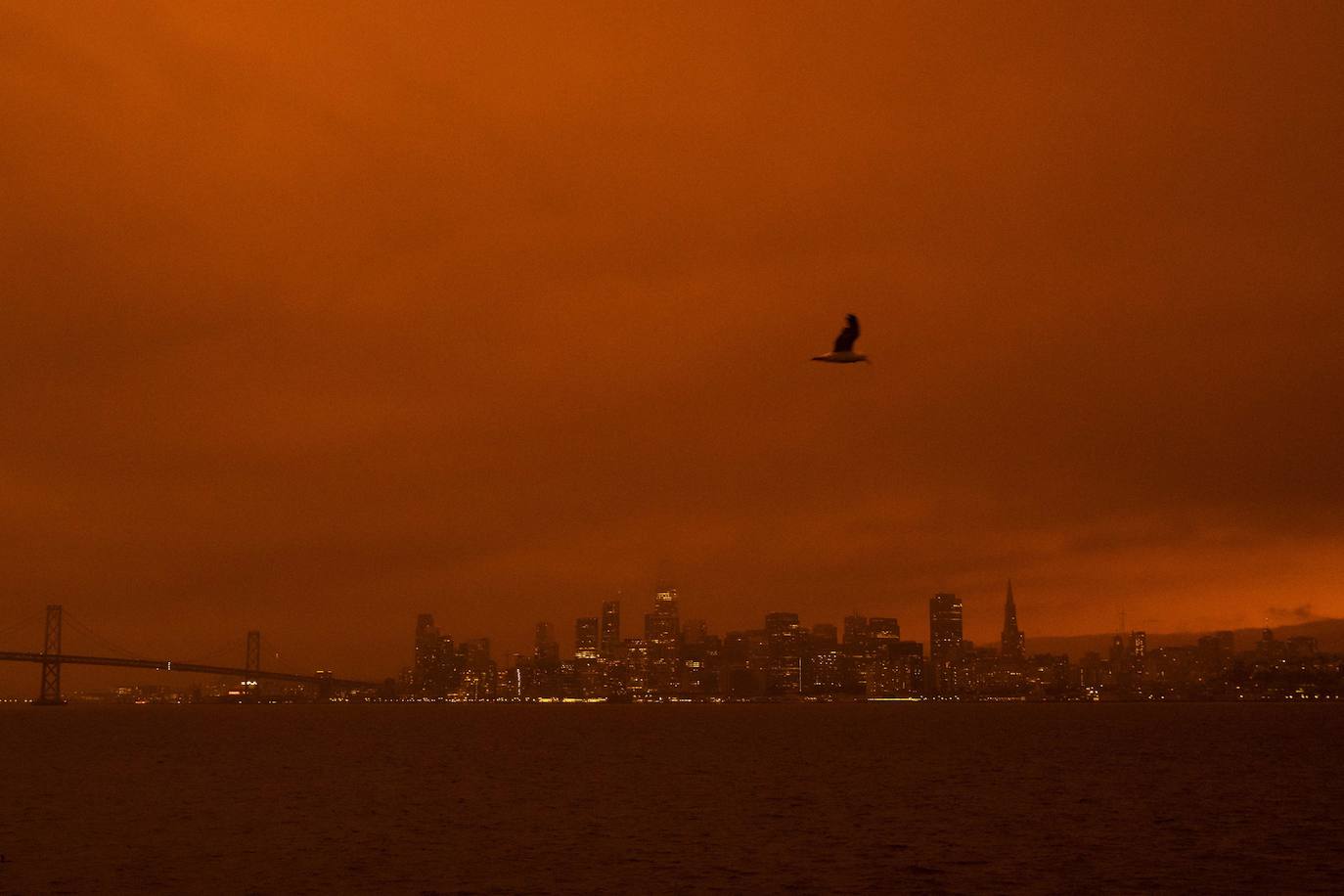 Los incendios de California provocan que el humo invada la ciudad y que el cielo se tiña de rojo y naranja dejando imágenes increíbles.