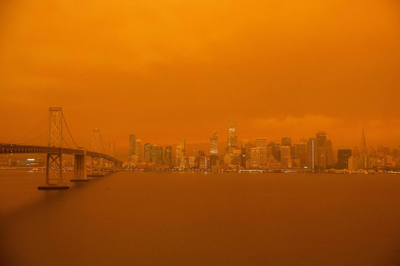 Los incendios de California provocan que el humo invada la ciudad y que el cielo se tiña de rojo y naranja dejando imágenes increíbles.