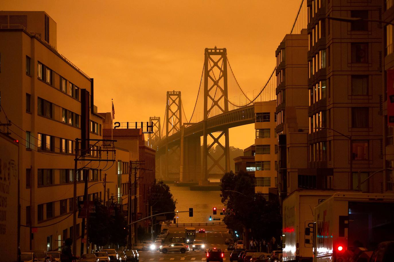 Los incendios de California provocan que el humo invada la ciudad y que el cielo se tiña de rojo y naranja dejando imágenes increíbles.