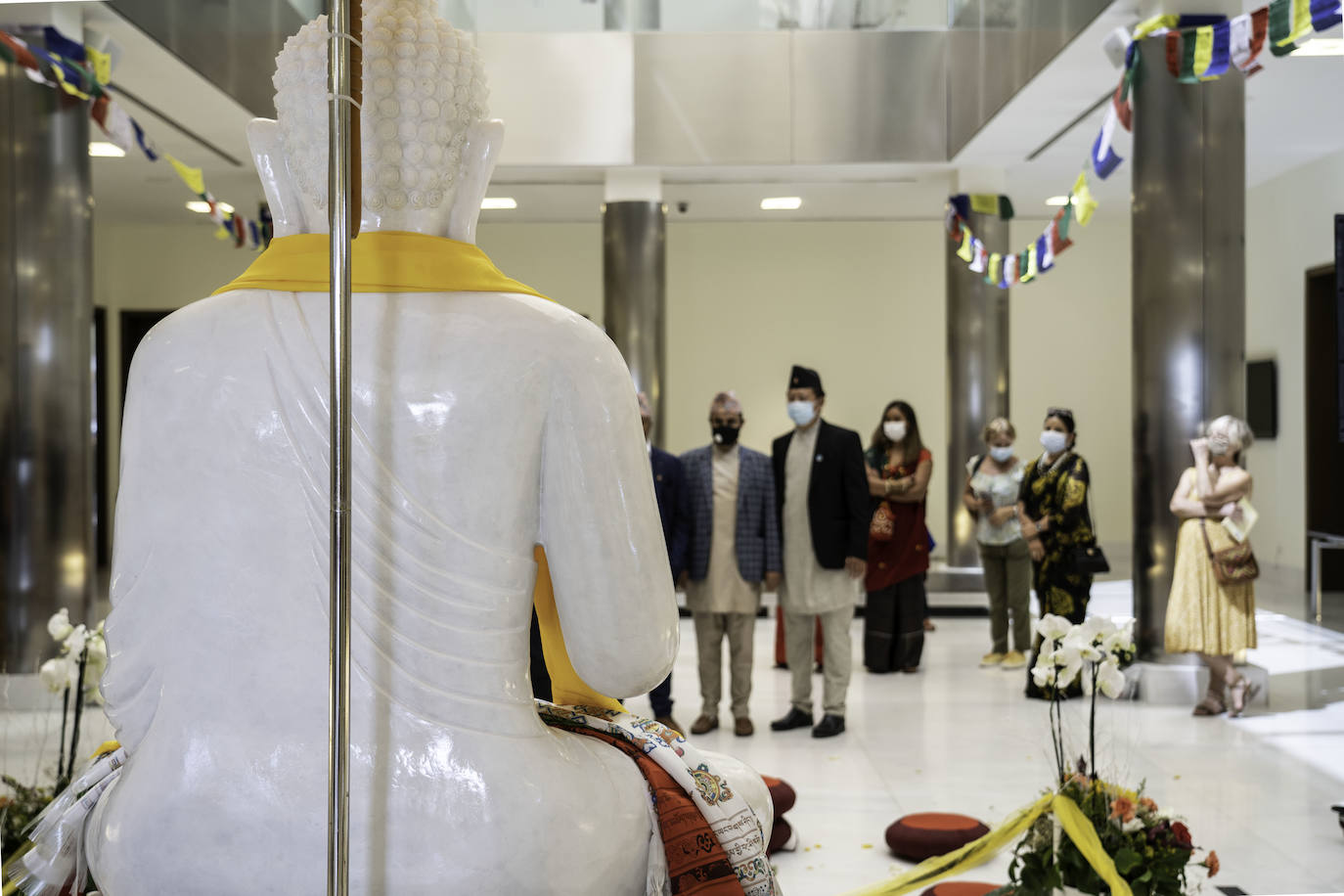 La estatua de jade blanco firmano de dos metros de altura y dos toneladas de peso ha estado expuesta en el Edificio del Reloj del Puerto de Valencia antes de emprender su viaje final al futuro templo budista que se va a construir en Cáceres, el más grande de Europa. La escultura pertenece a la Fundación Lumbini Garden.