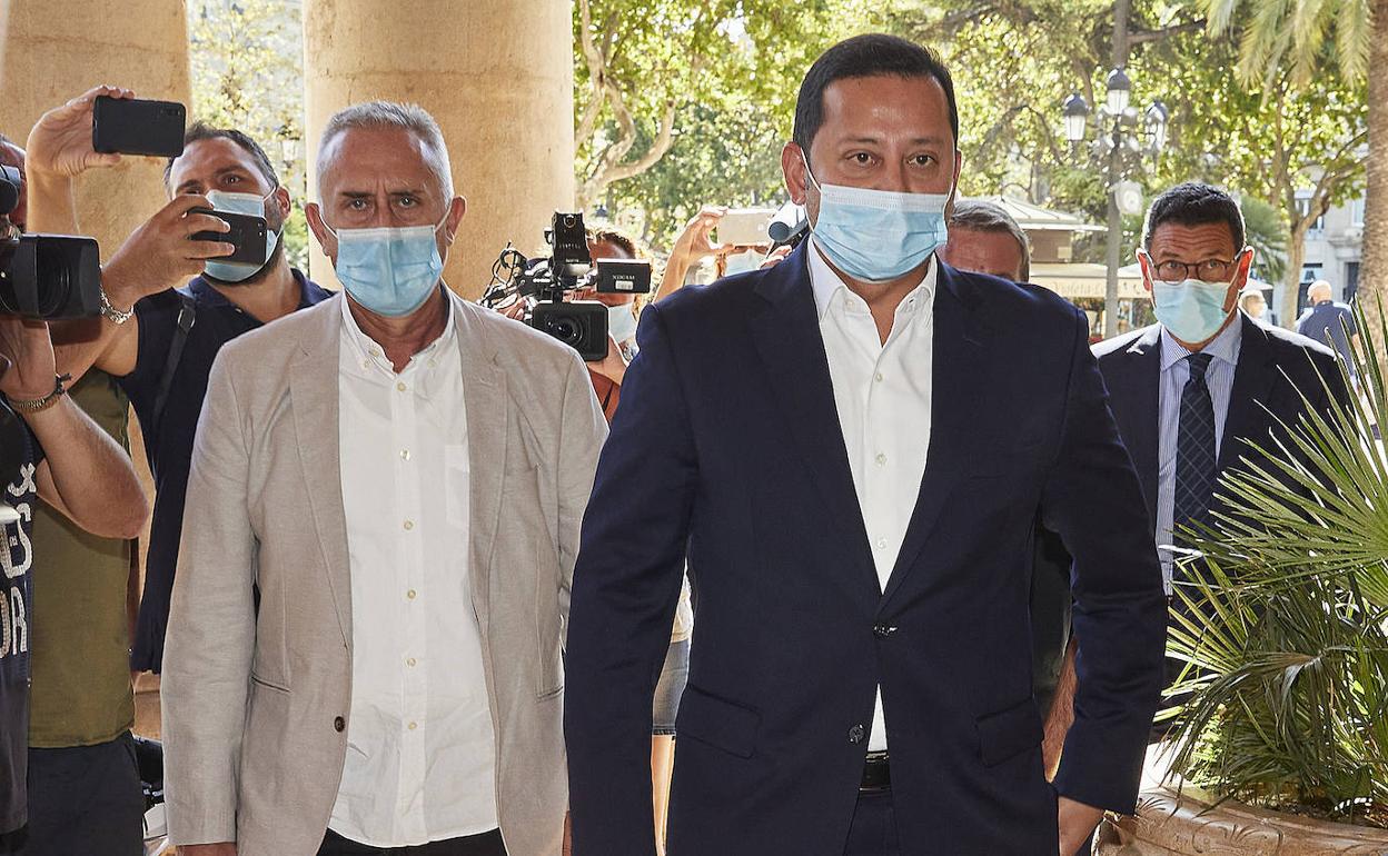 Murthy, satisfecho tras la reunión con Ribó