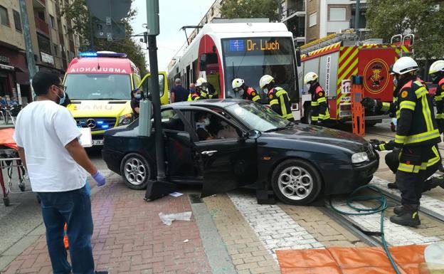 Dos mujeres, atrapadas en un accidente entre un coche y un tranvía en Benimaclet