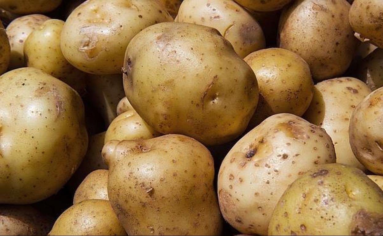 Antes de comer patatas revisa que no tengan brotes ni zonas verdes