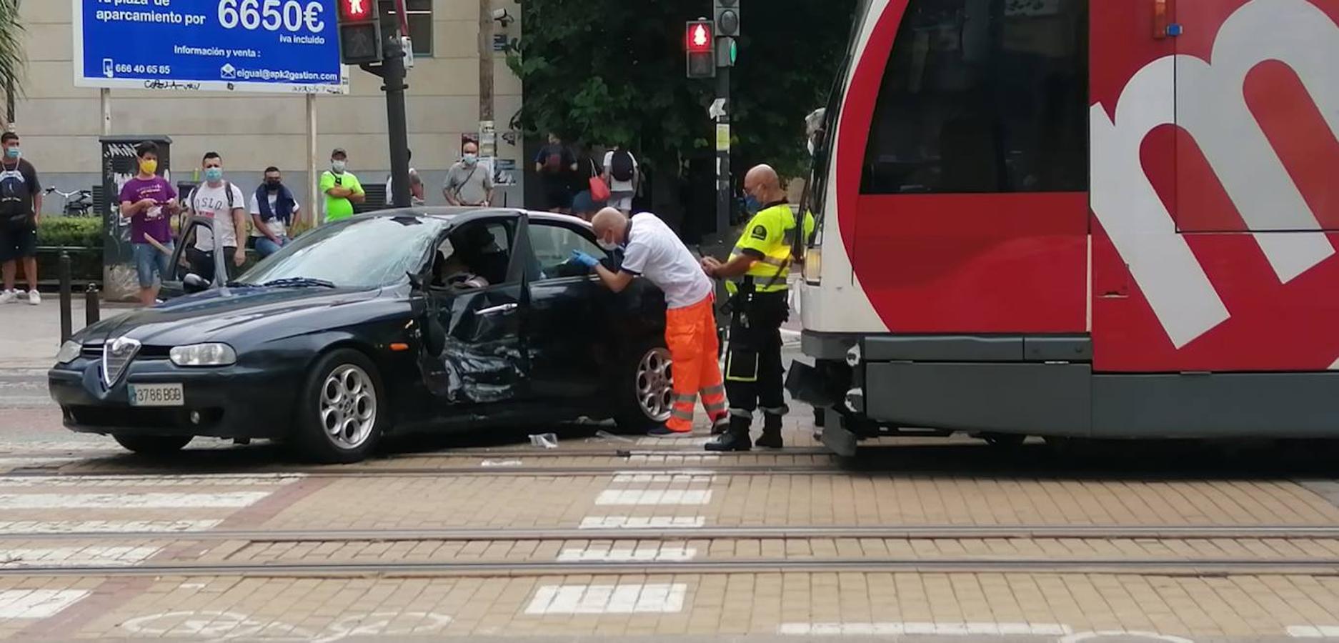 Fotos: Dos personas atrapadas en un accidente entre un tranvía y un coche en Benimaclet