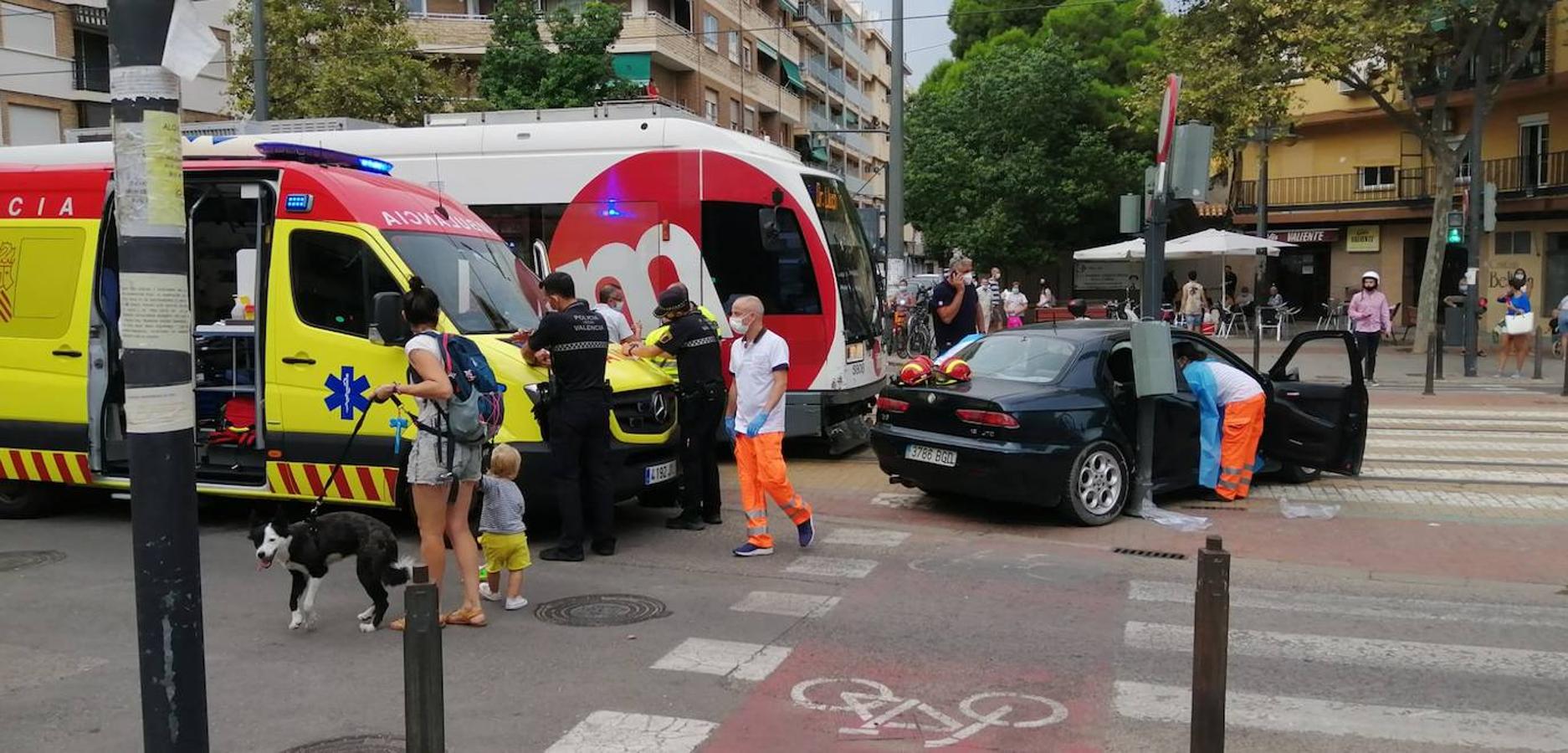 Fotos: Dos personas atrapadas en un accidente entre un tranvía y un coche en Benimaclet