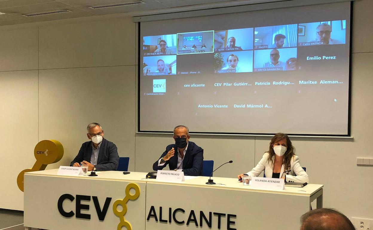 Josep Vicent Boira, Perfecto Palacio y Yolanda Atienza, este jueves en Alicante. 